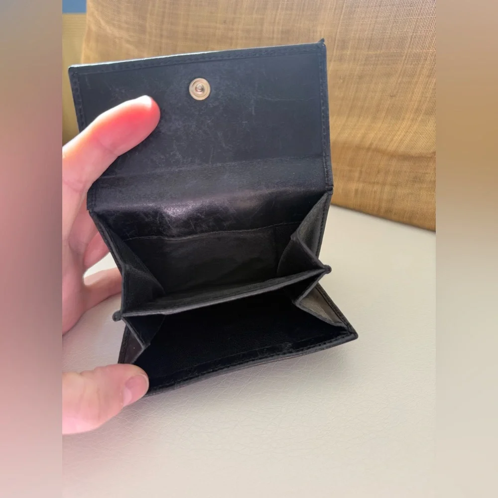 Gucci Black Wallet with Gold Hardware - Picture 5 of 7